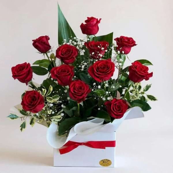 red rose arrangement dozen