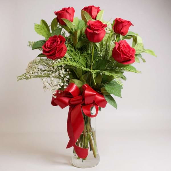 red rose vase